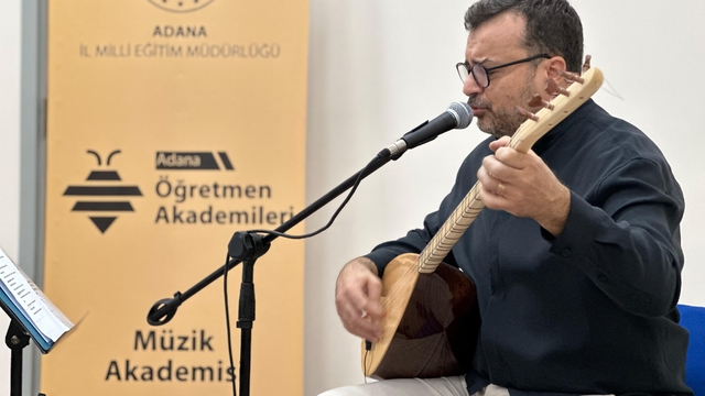 Adana'da Öğretmen Akademileri'nde bağlama çeşitleri anlatıldı