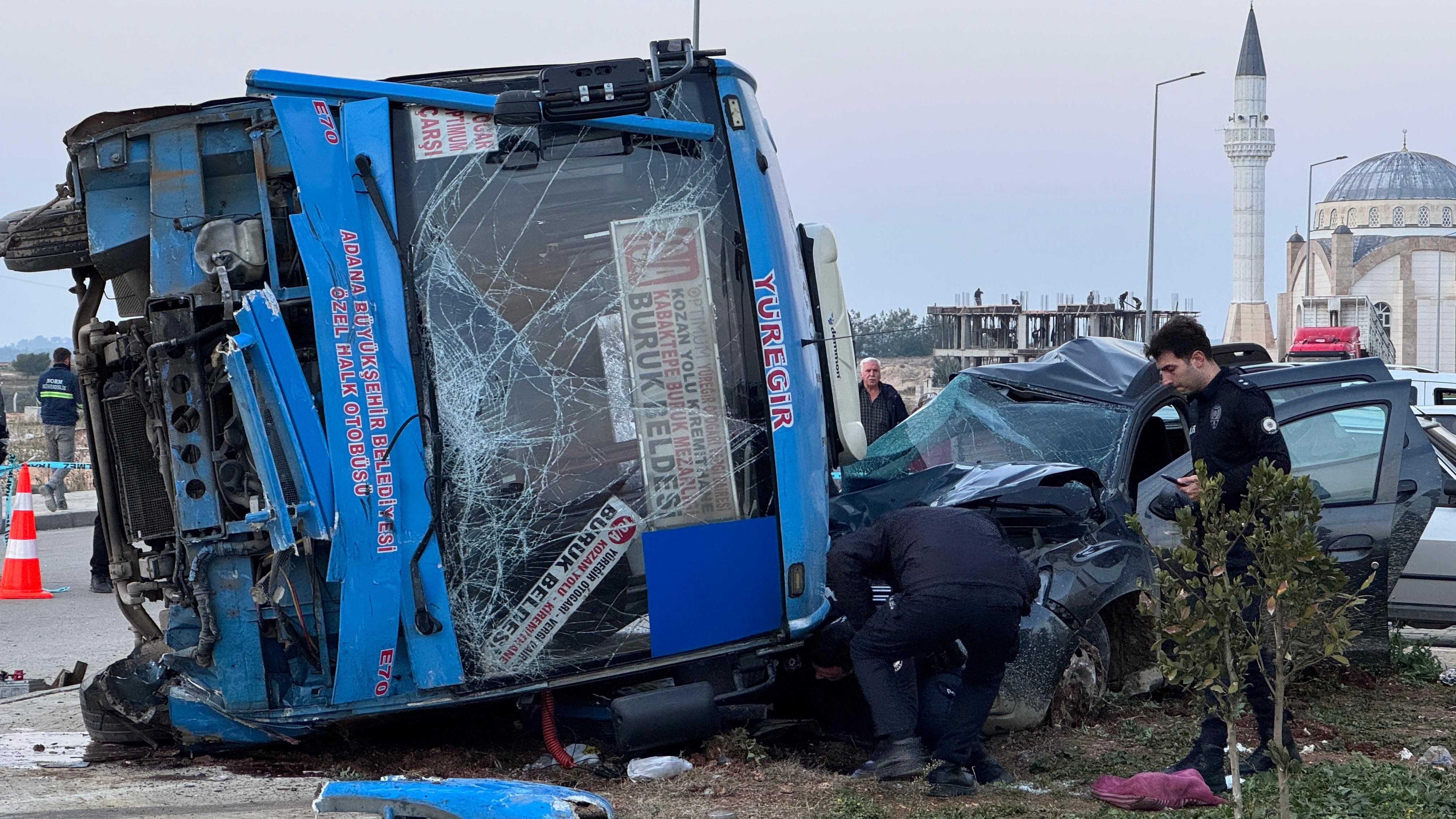 Adana'da yolcu midibüsü ile cip çarpıştı: 7 yaralı