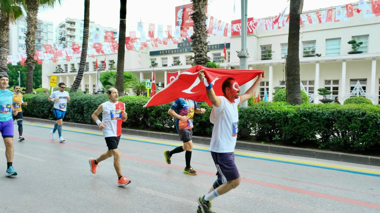 Adana 15. Uluslararası Kurtuluş Yarı Maratonu ve Halk Koşusunda dereceye girenler ödüllerini aldı