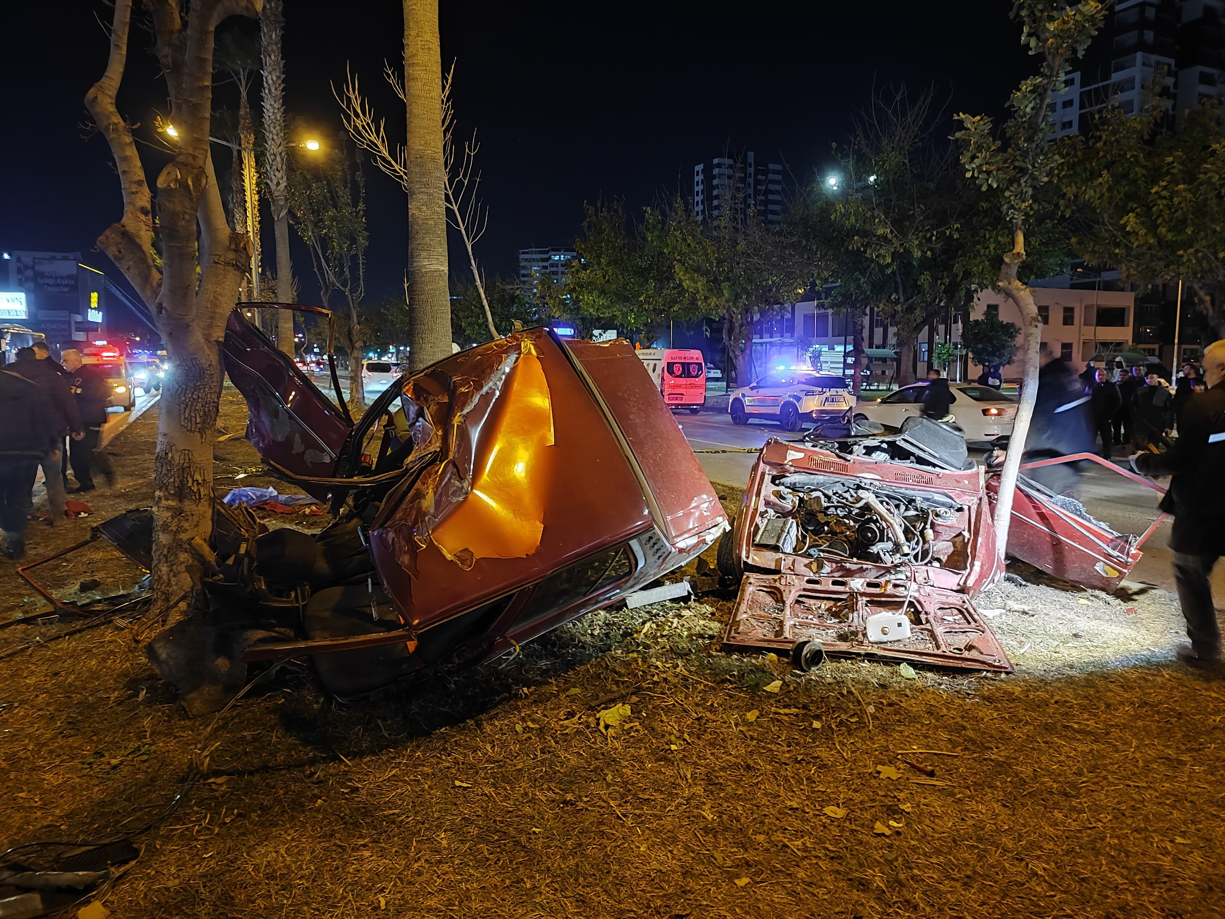 Adana'da ağaçlara çarpan otomobil ikiye ayrıldı: 1 ölü, 2 yaralı