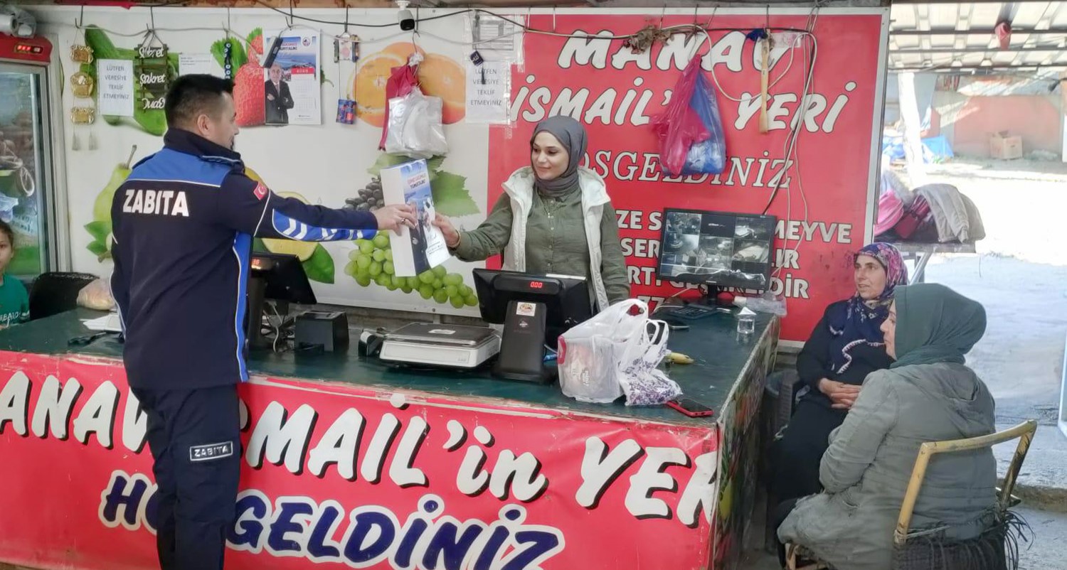 Yumurtalık Belediyesi, esnaf ve vatandaşlara eşantiyon ürünler dağıttı