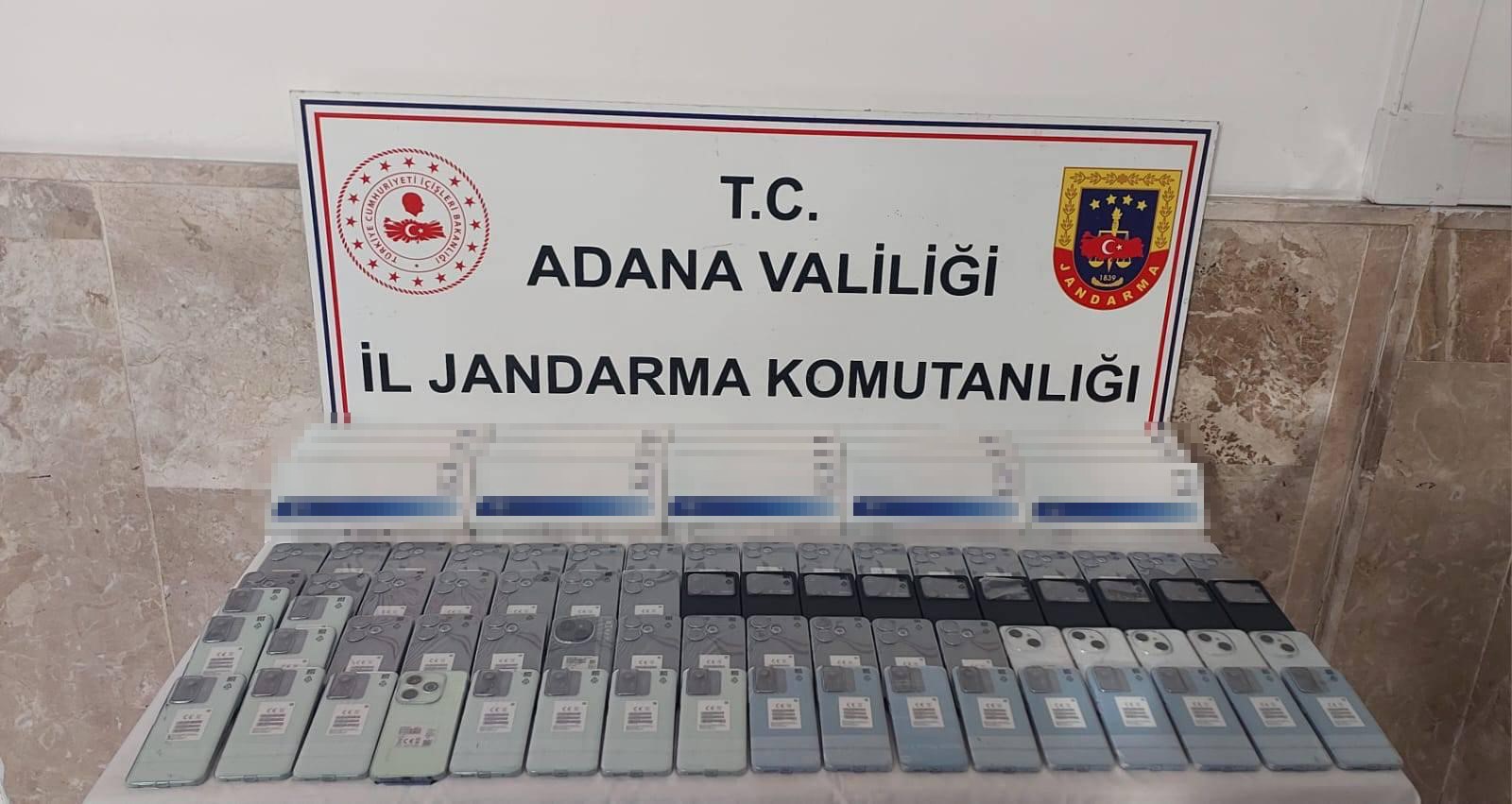 Adana'da gümrük kaçağı 70 cep telefonu ile 2 ruhsatsız tabanca ele geçirildi