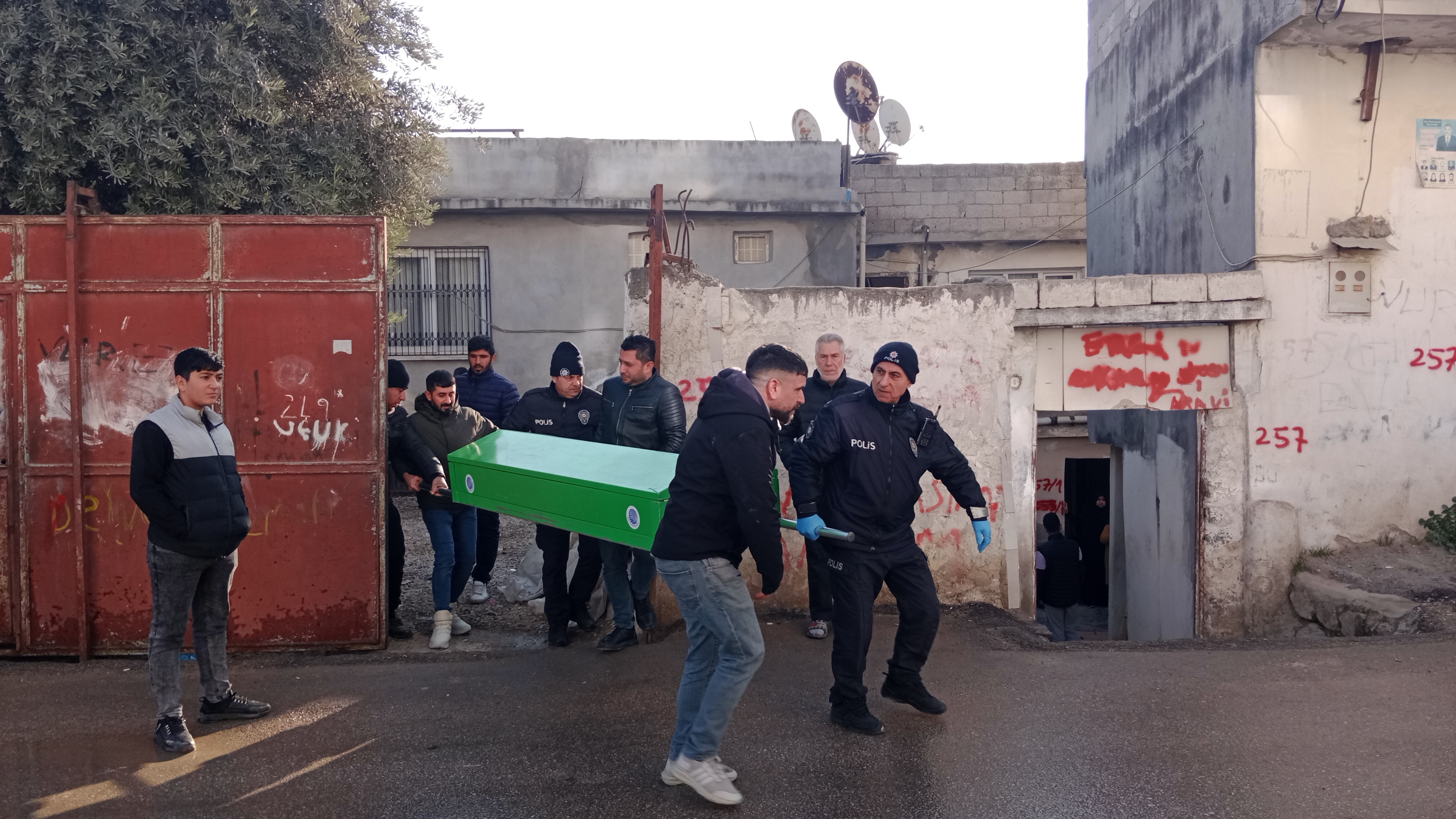 Genç kadın evinde ölü bulundu, kocası gözaltına alındı