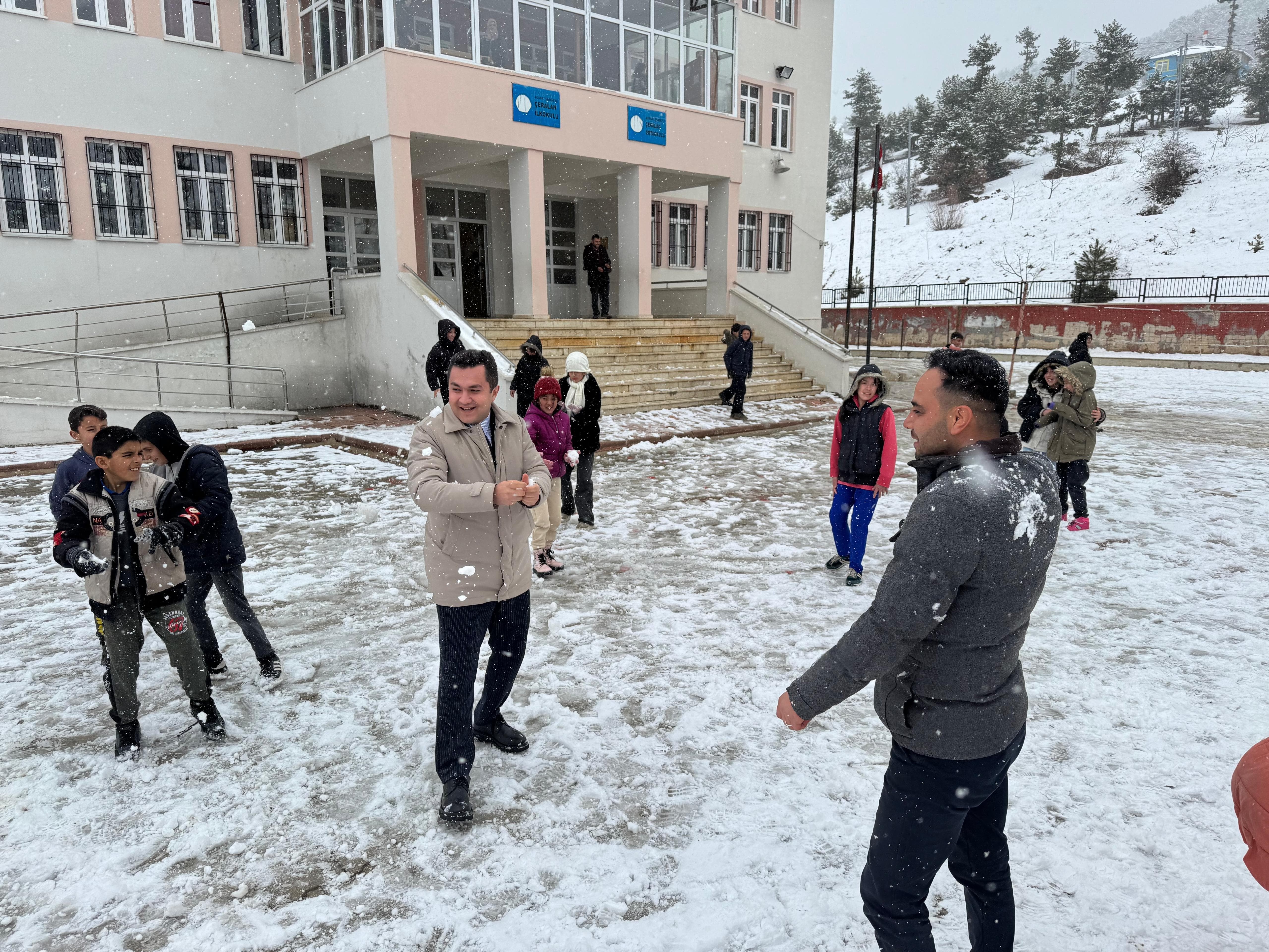 Adana'nın yüksek kesimlerine kar yağdı, çocuklar doyasıya eğlendi