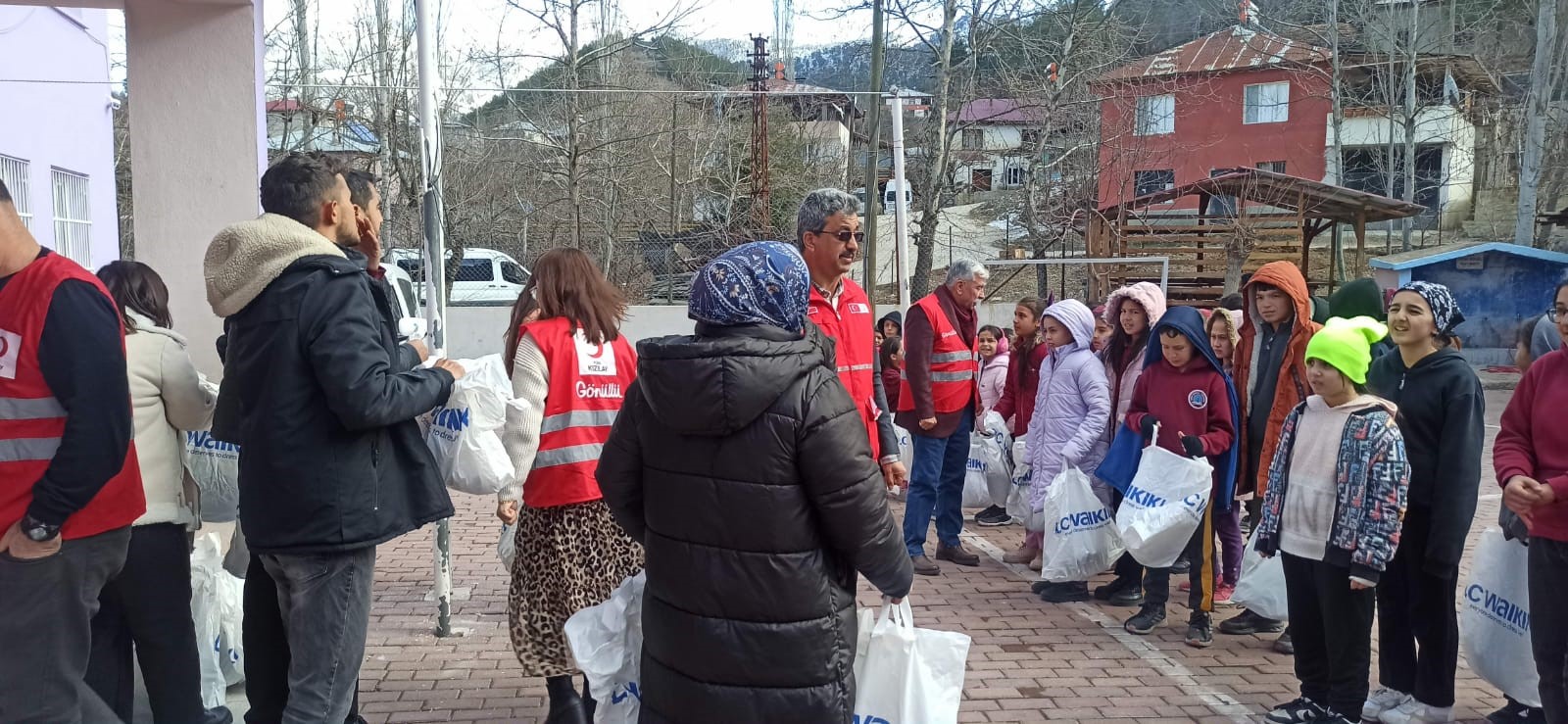 Depremzede öğrencilere kış desteği