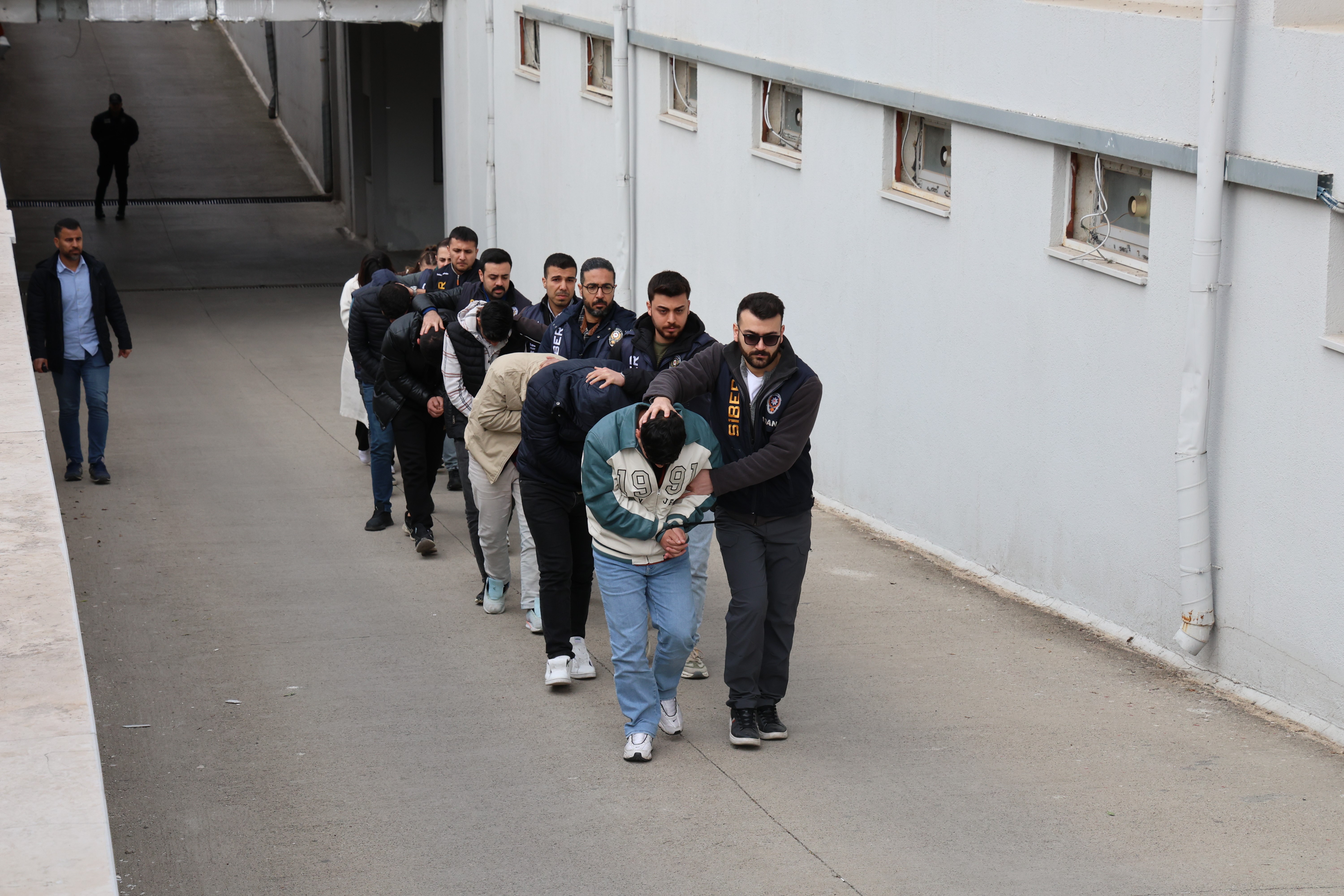 Adana'da günlük 2 milyon TL para döndüren yasadışı bahis şebekesi çökertildi