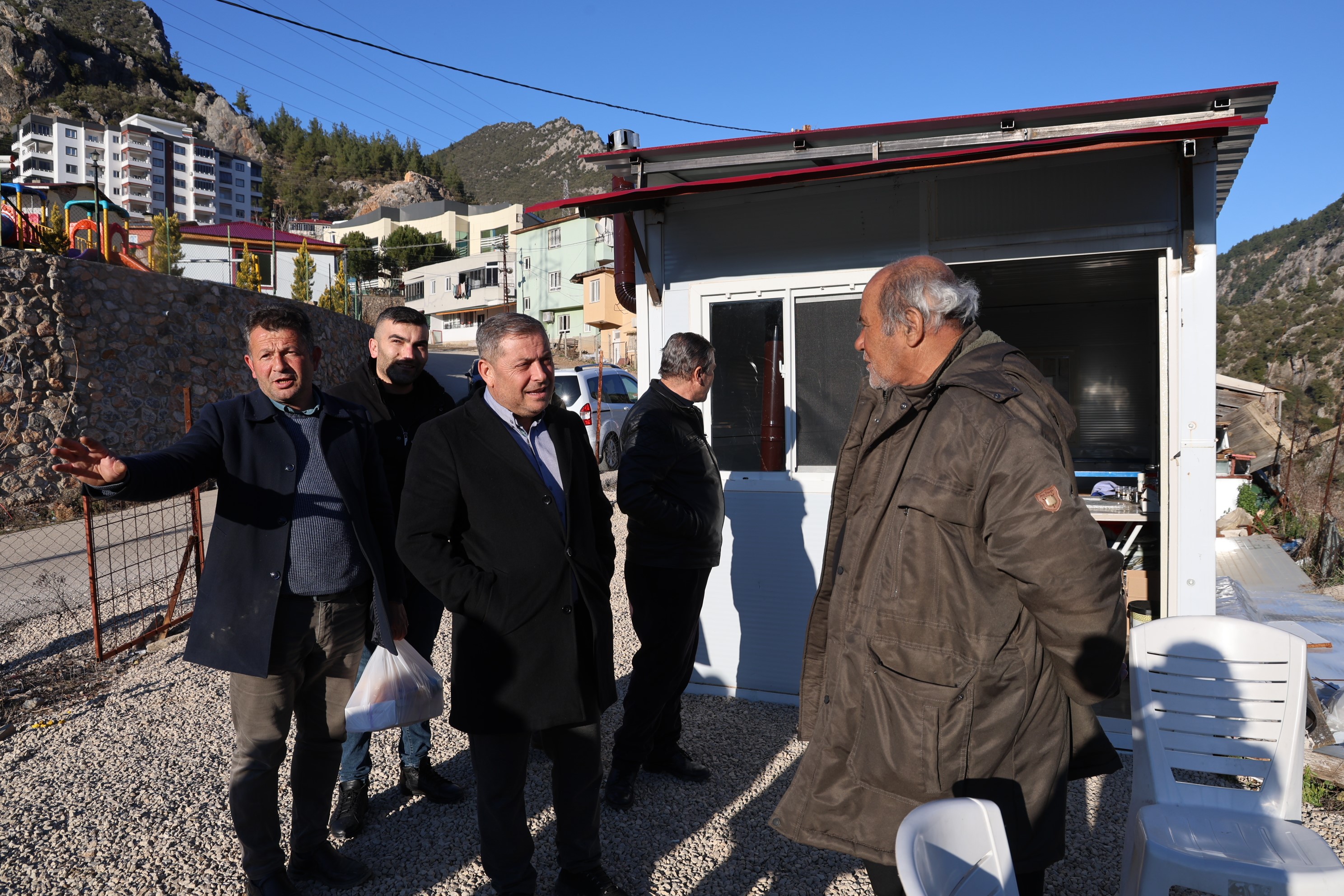 Akli dengesini kaybedip sokaklarda yaşayan Gürbüz amca için ilçe seferber oldu