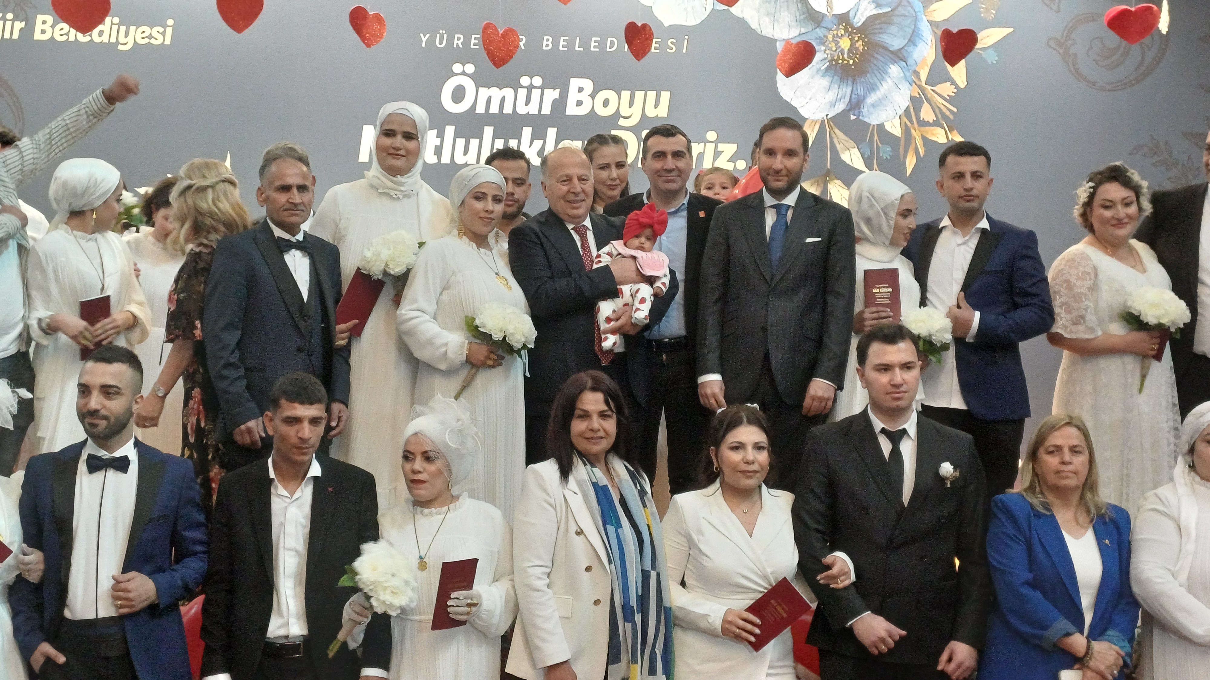 Adana'da Türk Medeni Kanunu'nun 99. yılında 99 çifte toplu nikah kıyıldı