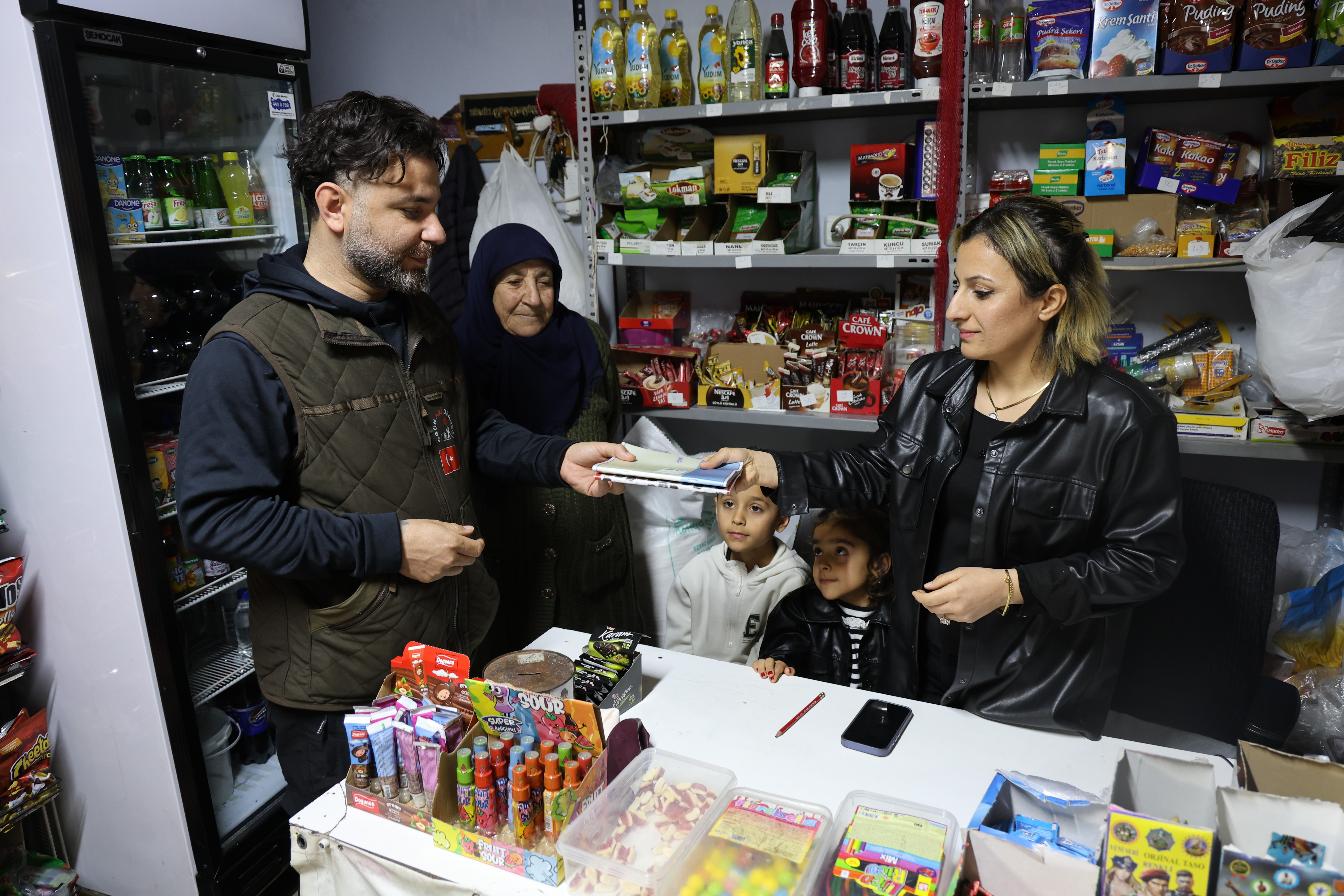 Adanalı hayırsever, mahallenin tüm bakkal borcunu ödedi