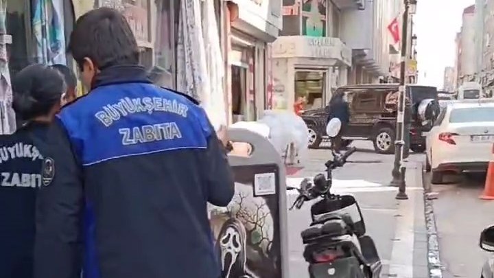 Adana'da zabıta ekiplerinden kaldırım işgali denetimi