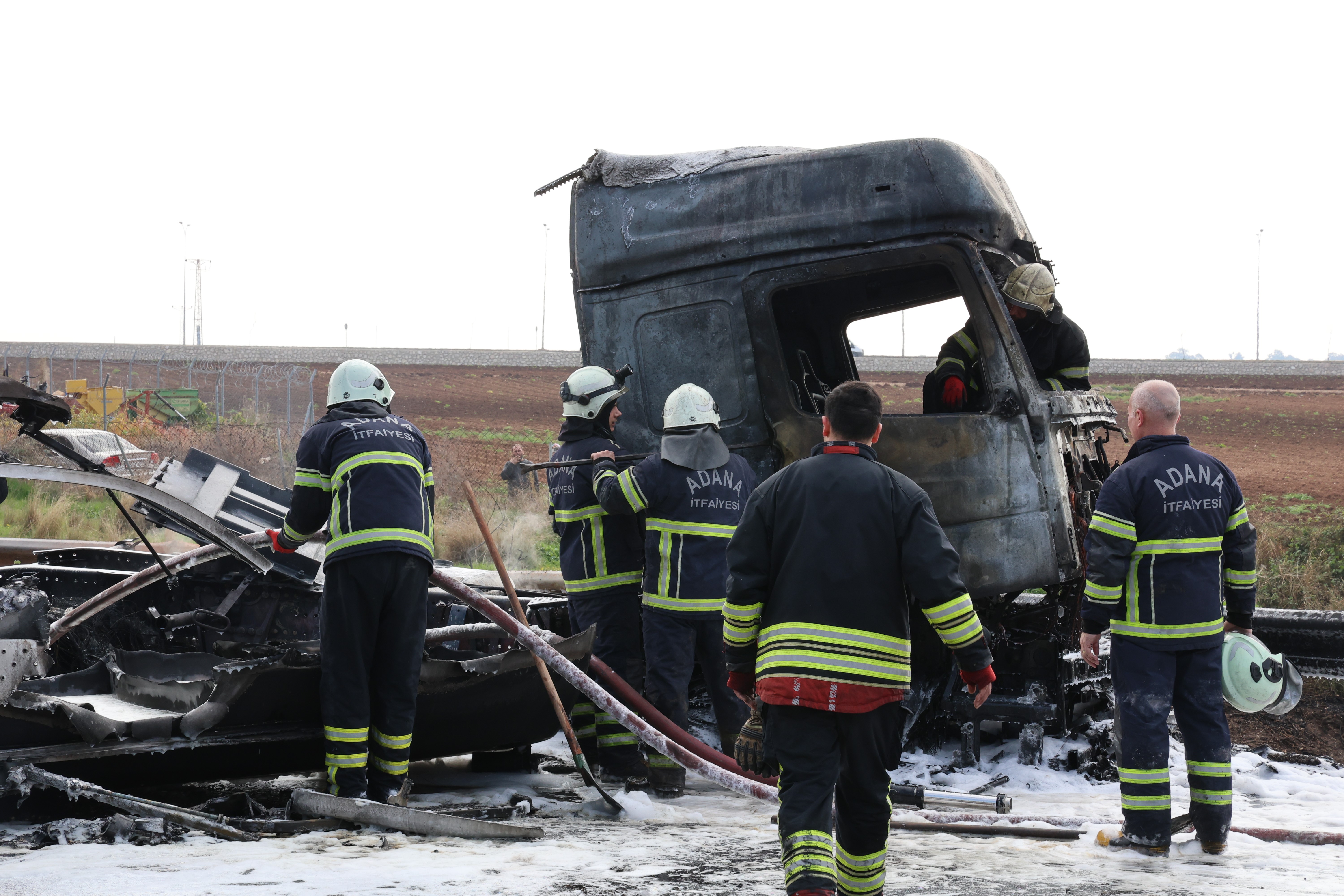 Devrilen tanker alevlere teslim oldu, sürücü son anda kurtarıldı