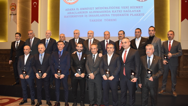 Adana Emniyet Müdürlüğüne destek veren iş insanlarına plaket takdim edildi