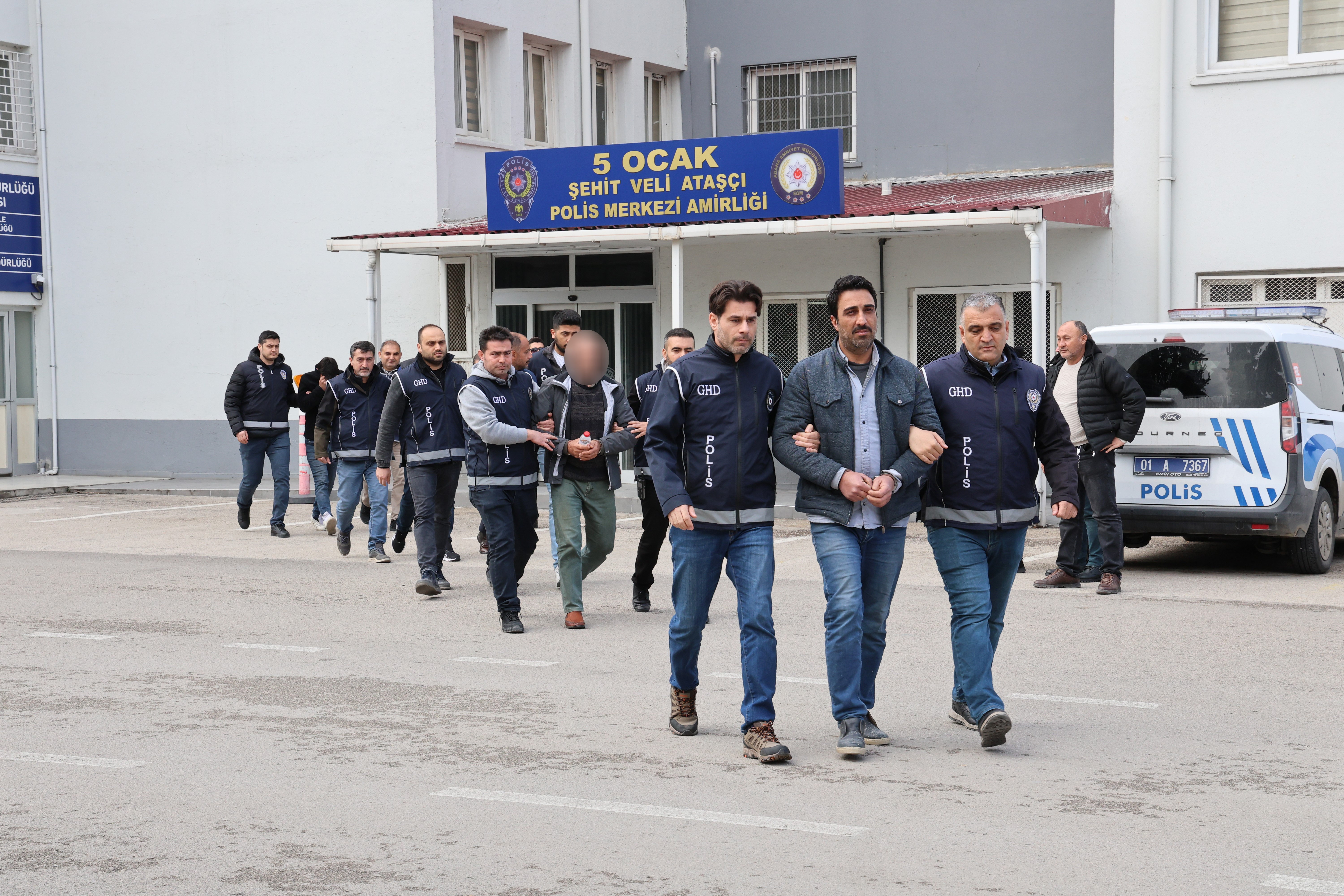 Kaçak göçmenlere VIP taşımacılık yapan şebeke Adana'da çökertildi