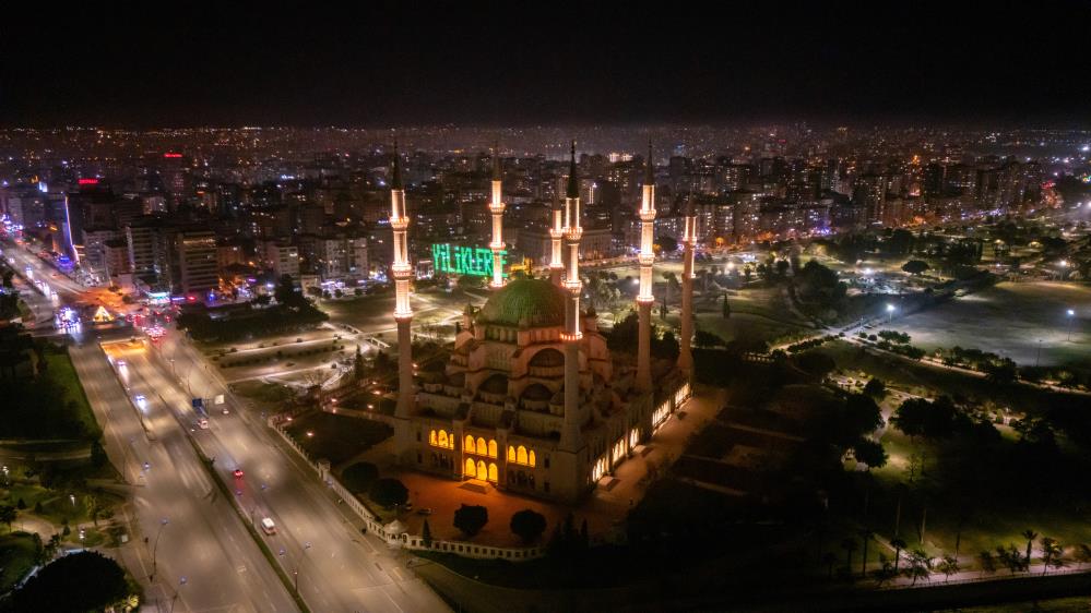 Sabancı Merkez Camii'nde asılan mahya havadan görüntülendi