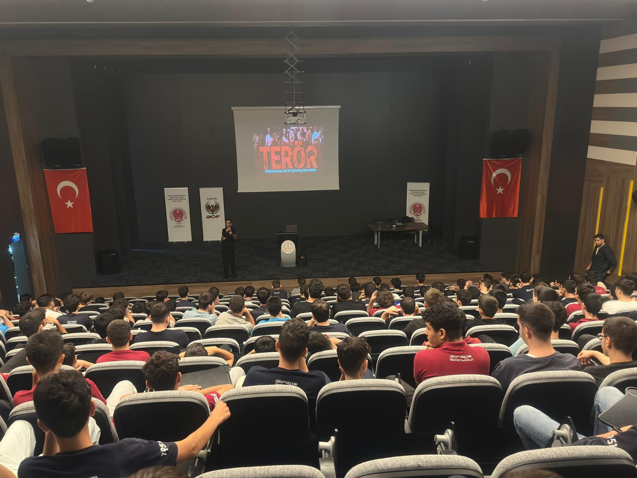 Polis öğrencilere çete ve terörden korunma yöntemlerini anlattı