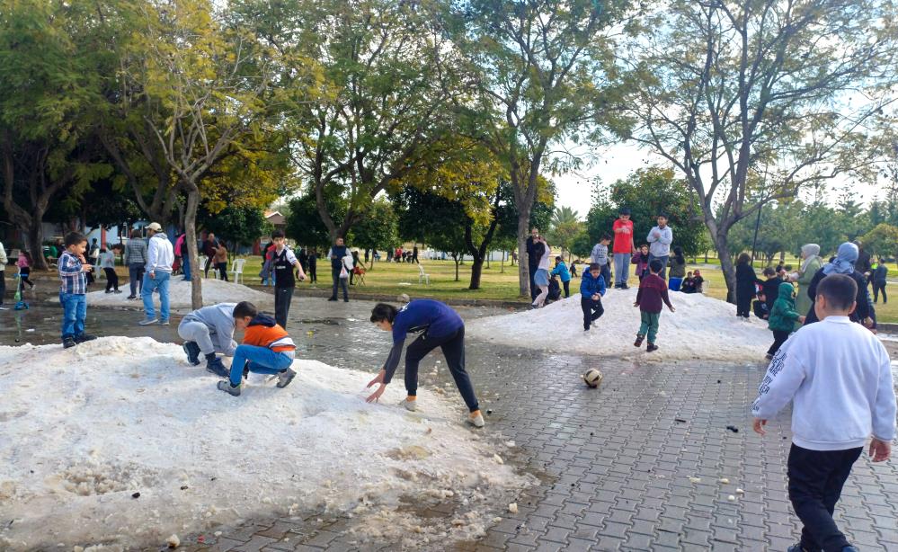 Adana'da çocukların kar sevinci: "İlk defa kar gördük"