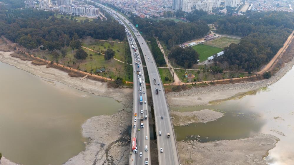 Tır devrildi, otoyolda trafik kilitlendi