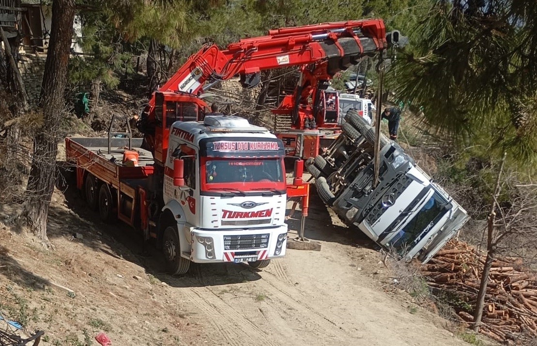 Tomruk yüklü kamyon devrildi sürücü yaralandı