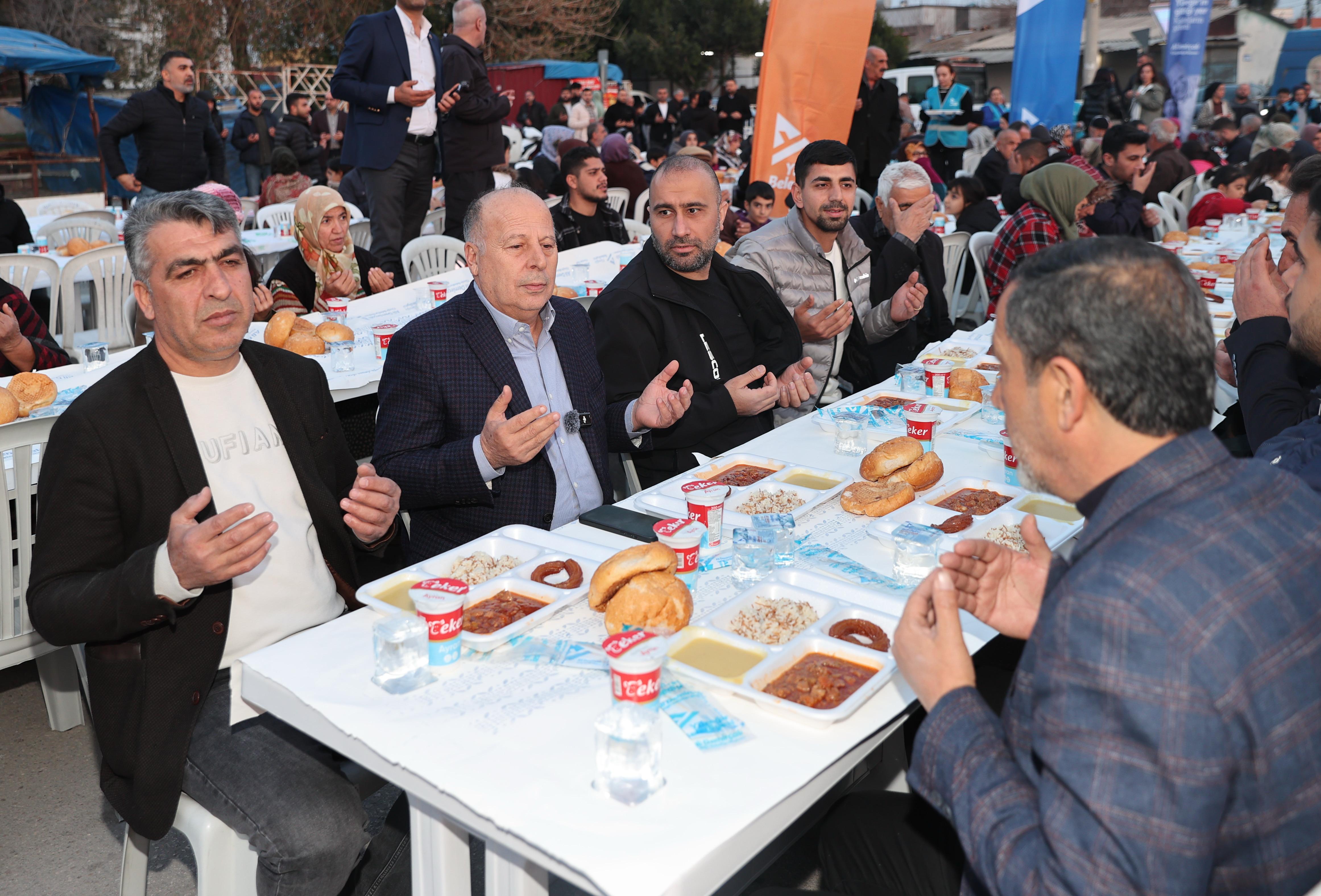 Yüreğir Belediyesi bin kişilik iftar sofrası kurdu