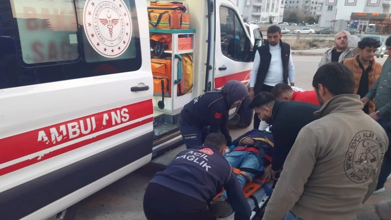 Adana'da hafif ticari araç ile otomobilin çarpıştığı kazada 2 kişi yaralandı