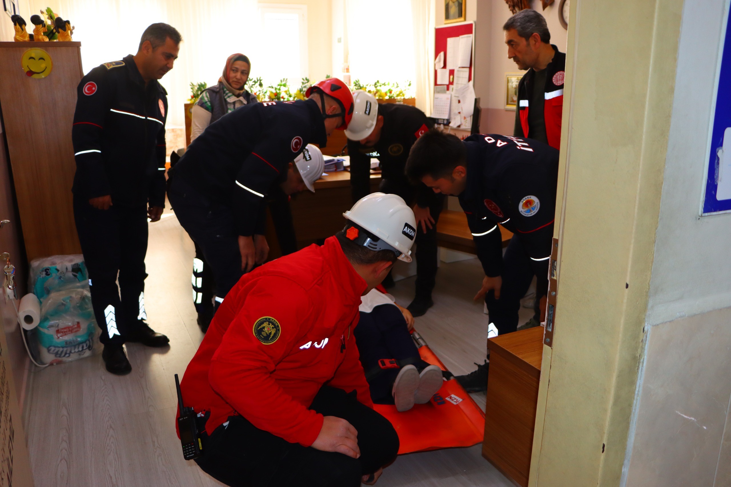 Adana'da öğrencilerle deprem tatbikatı gerçeğini aratmadı