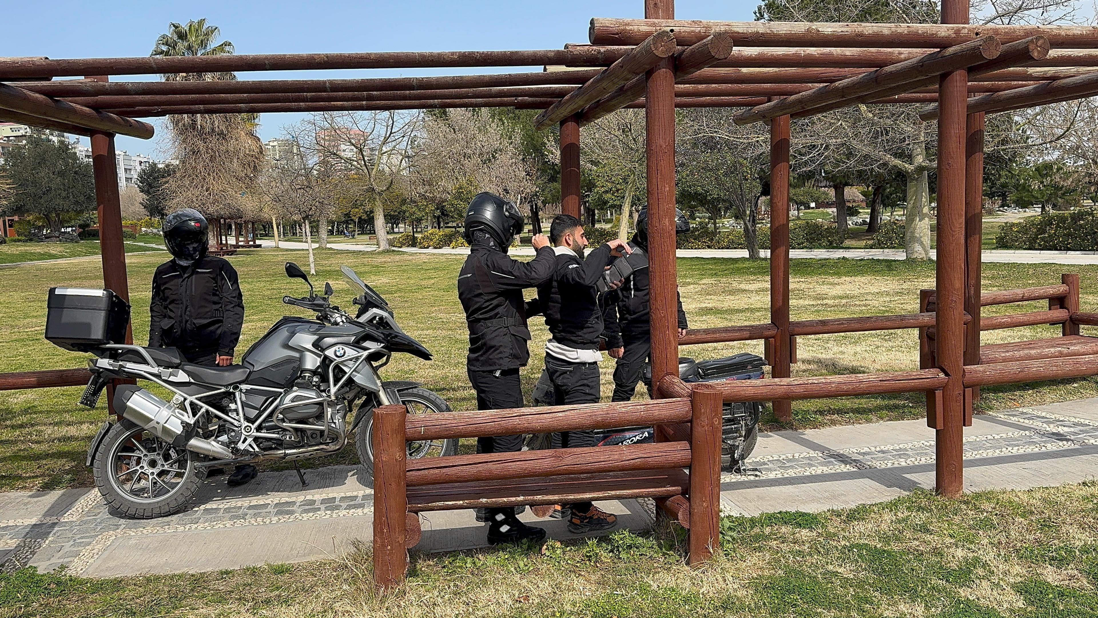 Adana'da narkotim timleri uyuşturucu kullanan 76 şahsı suçüstü yakaladı