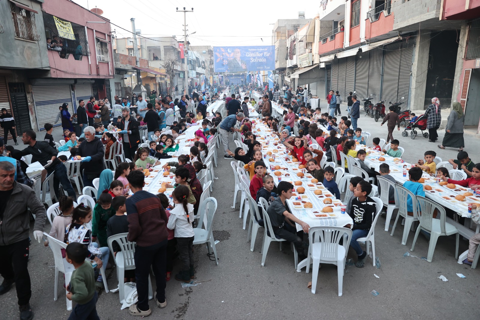 Yüreğir'de Binlerce Kişi İftarda Buluşuyor Yüreğir’de İftar Coşkusu Devam Ediyor