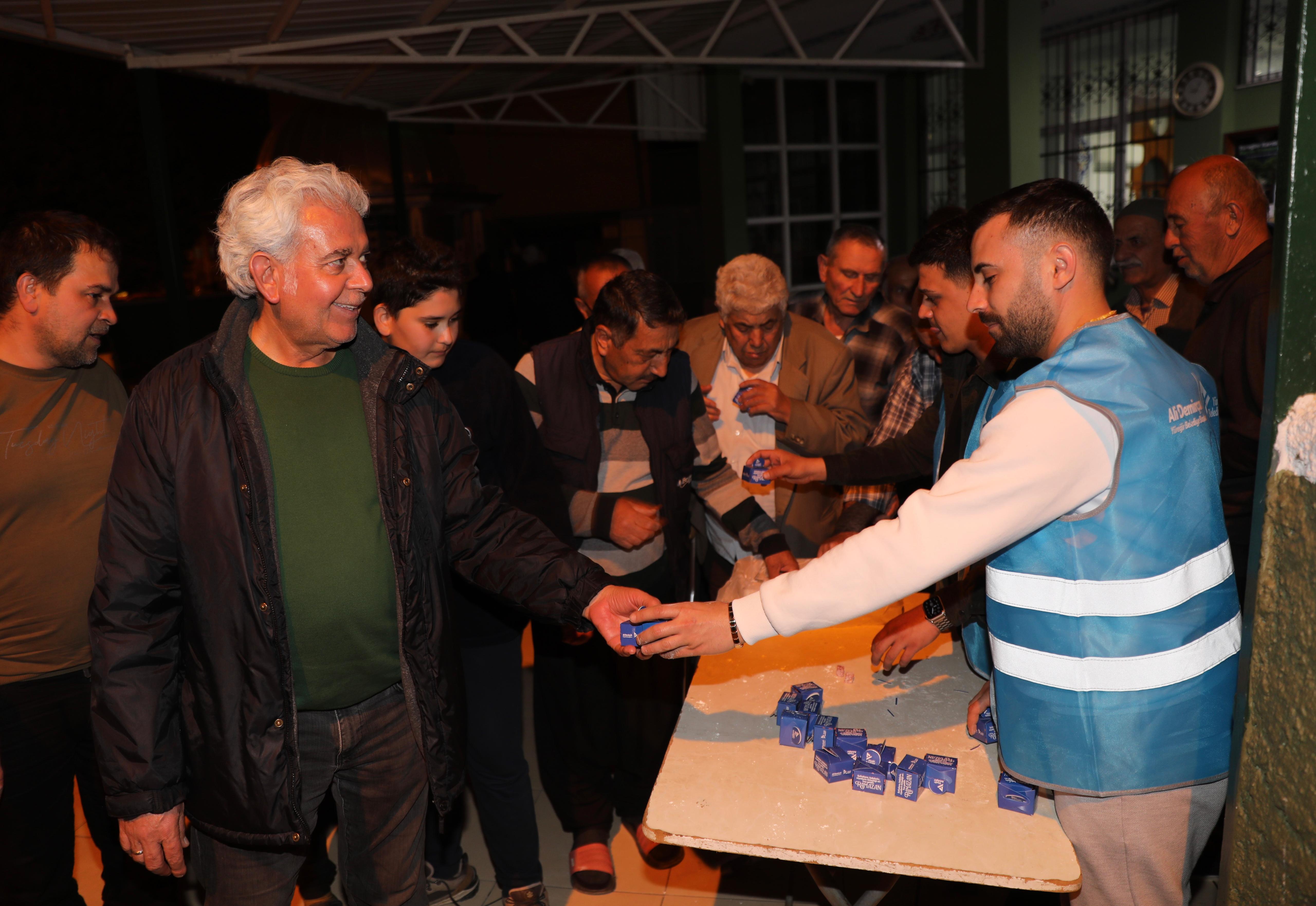 Başkan Demirçalı, ilçedeki tüm camilerde ağızları tatlandırıyor