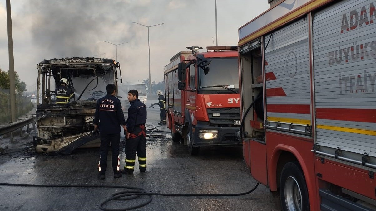 Adana'da toplu taşıma aracı alev alev yandı