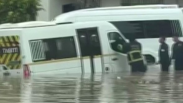 Adana'yı sağanak vurdu, öğrenci servisi su birikintisinde mahsur kaldı