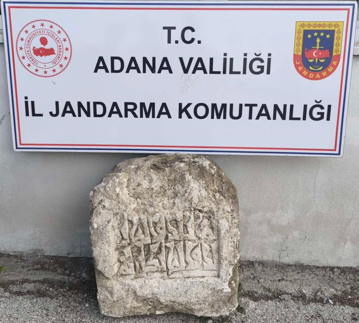 Adana'da tarihi eser operasyonu: Yazılı kesme taş ve objeler ele geçirildi