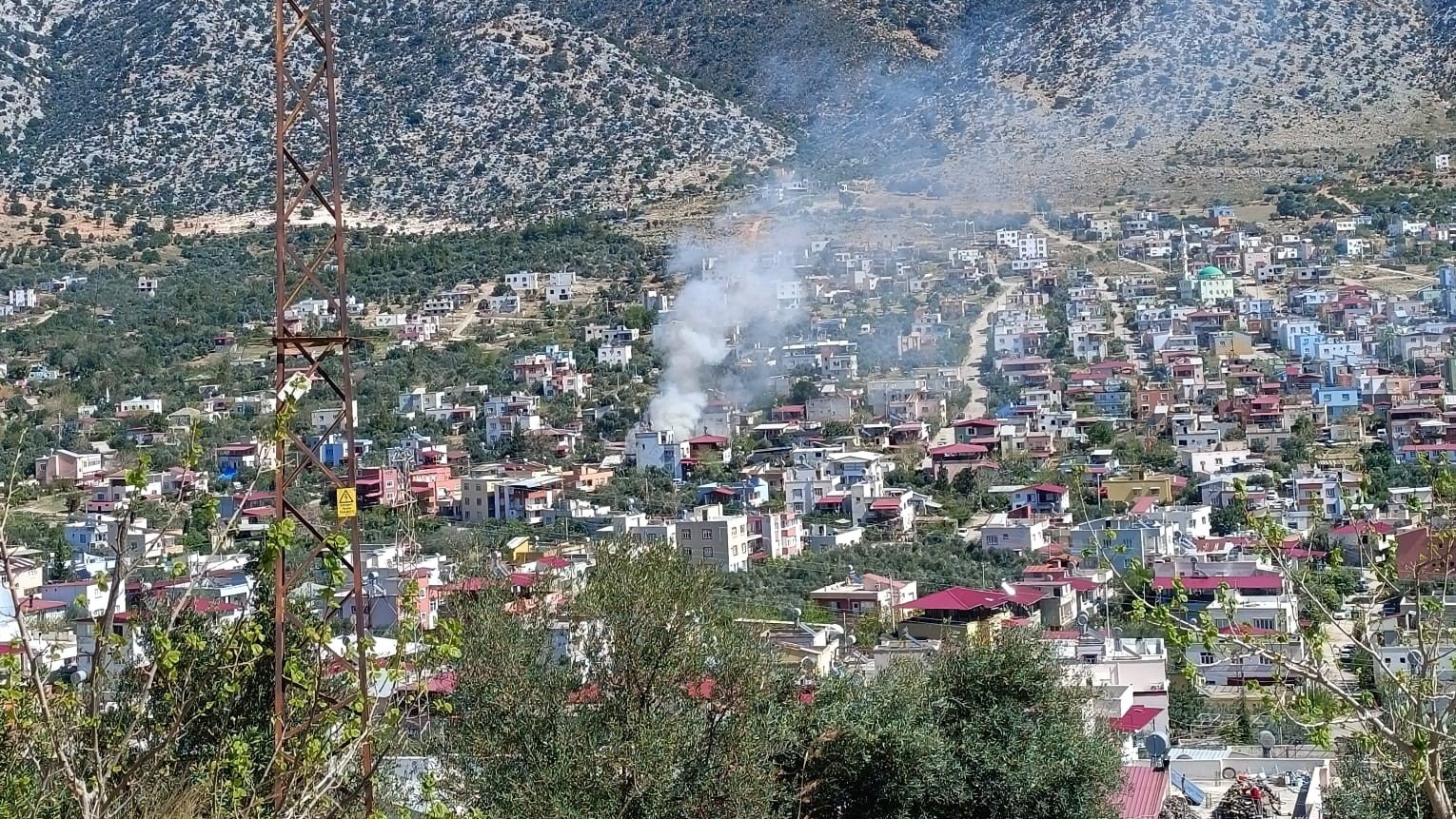 Kozan'da yangın: İki ev kullanılamaz hale geldi