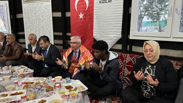 Türk Kızılay, Adana'da üniversite öğrencilerine iftar verdi