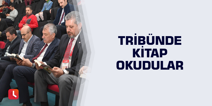 Tribünde kitap okudular