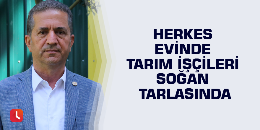 Herkes evinde tarım işçileri soğan tarlasında