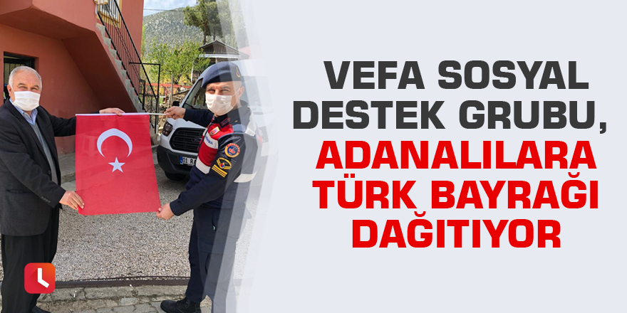 Vefa Sosyal Destek Grubu, Adanalılara Türk bayrağı dağıtıyor