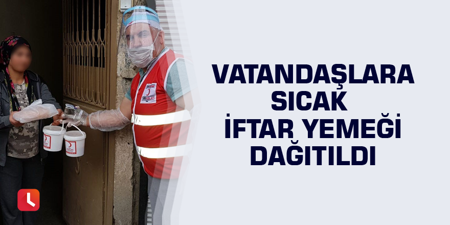 Vatandaşlara sıcak iftar yemeği dağıtıldı