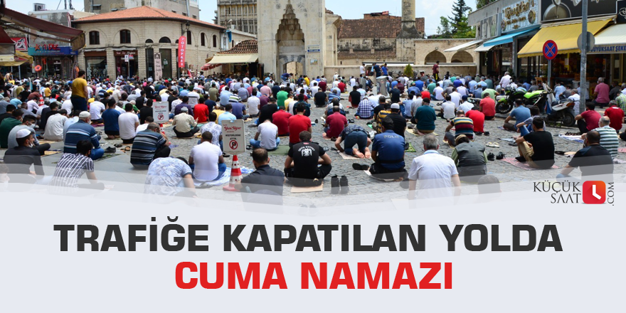 Trafiğe kapatılan yolda cuma namazı