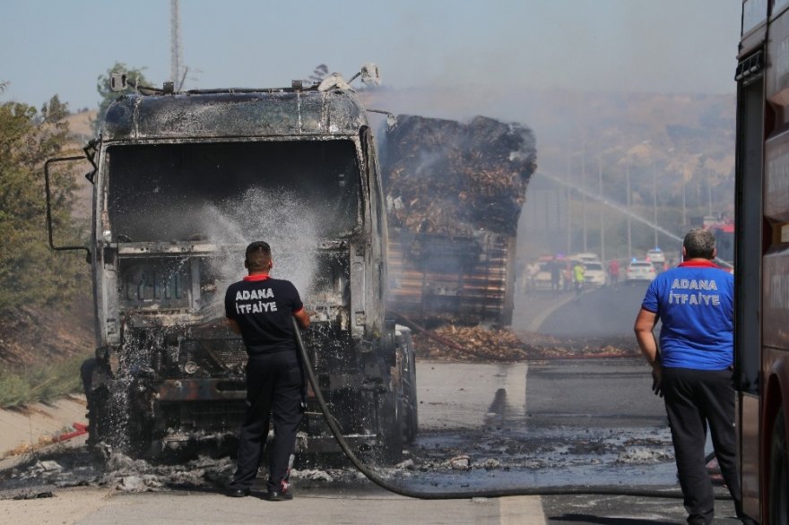 Anız yangını mısır balyası yüklü tıra sıçradı, sürücü canını zor kurtardı