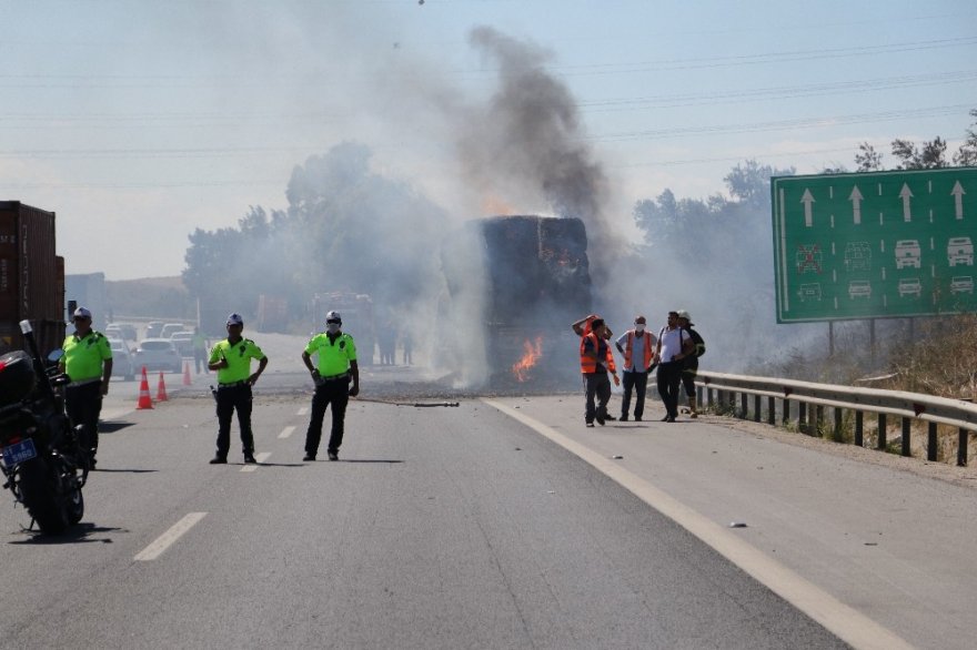 Anız yangını mısır balyası yüklü tıra sıçradı, sürücü canını zor kurtardı