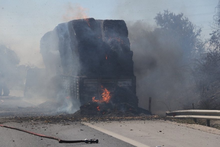 Anız yangını mısır balyası yüklü tıra sıçradı, sürücü canını zor kurtardı