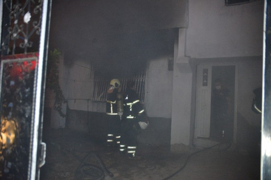 Müstakil evin penceresinden içeri giren şüpheliler evi kundakladı