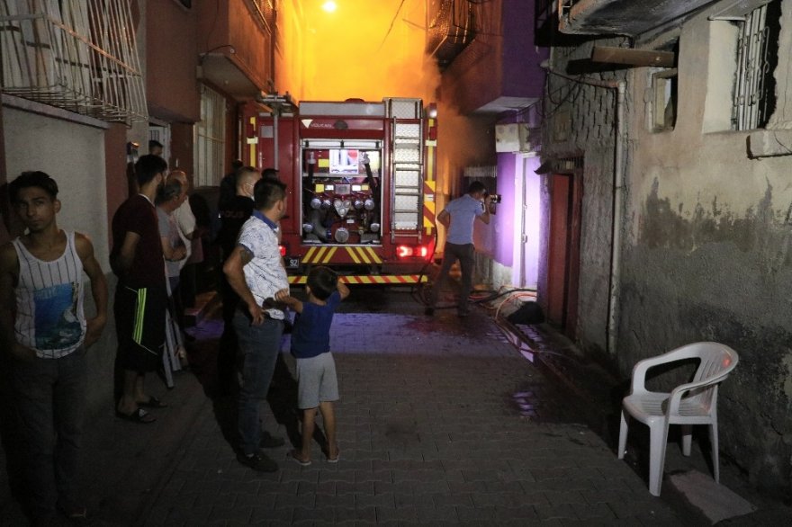 Meraklı kalabalık sosyal mesafe kurallarını hiçe sayıp yangını izledi