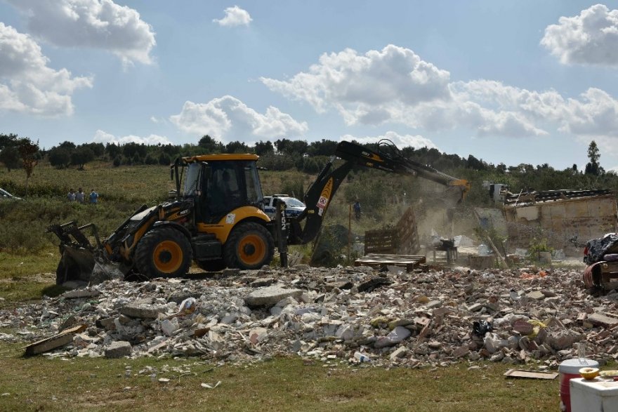 Göl kıyısındaki 15 kaçak yapı yıkıldı