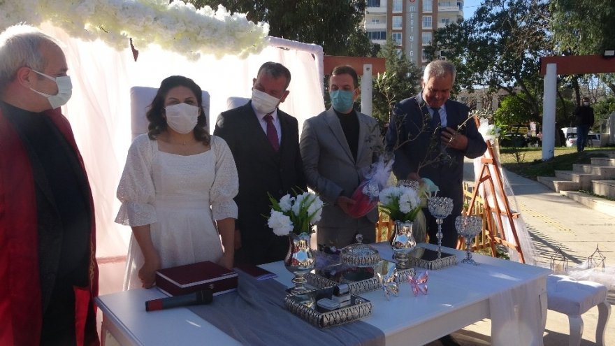 44 yaşında muhtar, nikah şekeri yerine zeytin ağacı dağıttı