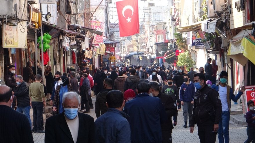 Adana'da koronavirüs yuvası o cadde