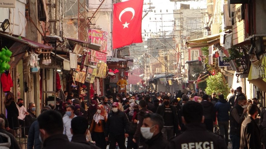 Adana'da koronavirüs yuvası o cadde