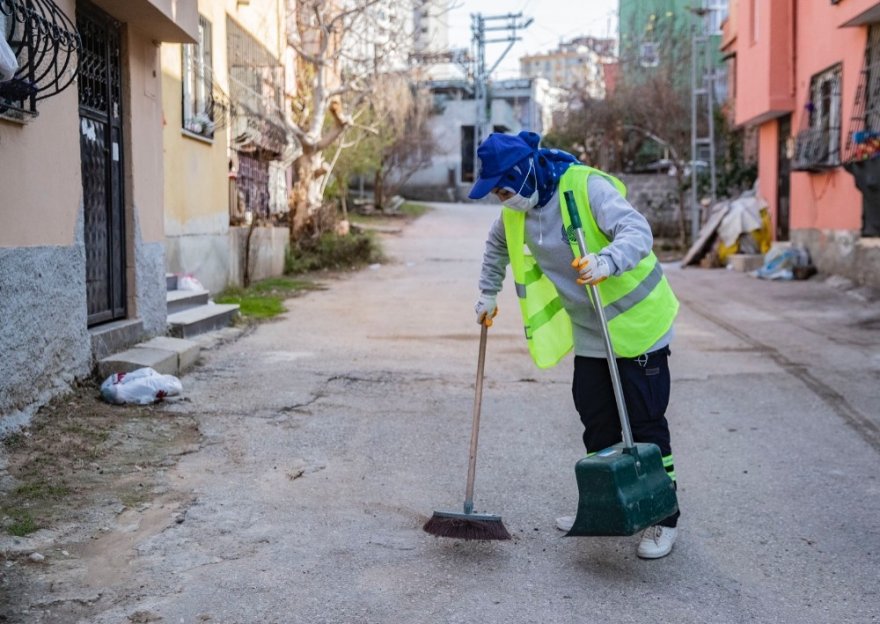 Kadınlar mahallelerini kendileri temizliyor