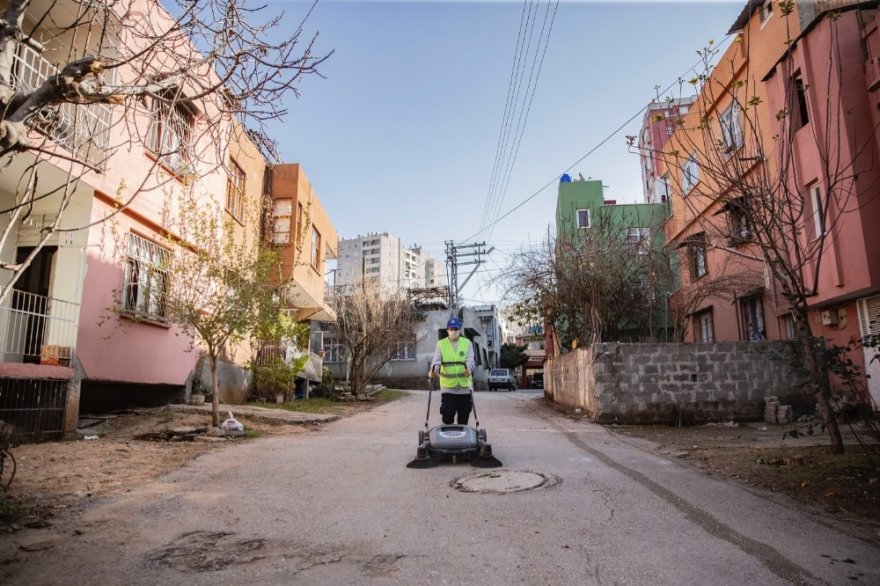 Kadınlar mahallelerini kendileri temizliyor