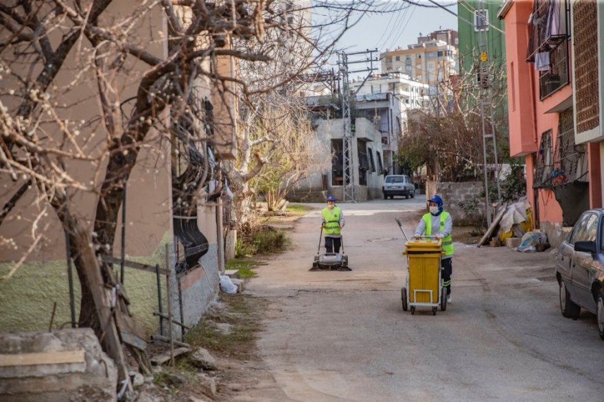 Kadınlar mahallelerini kendileri temizliyor